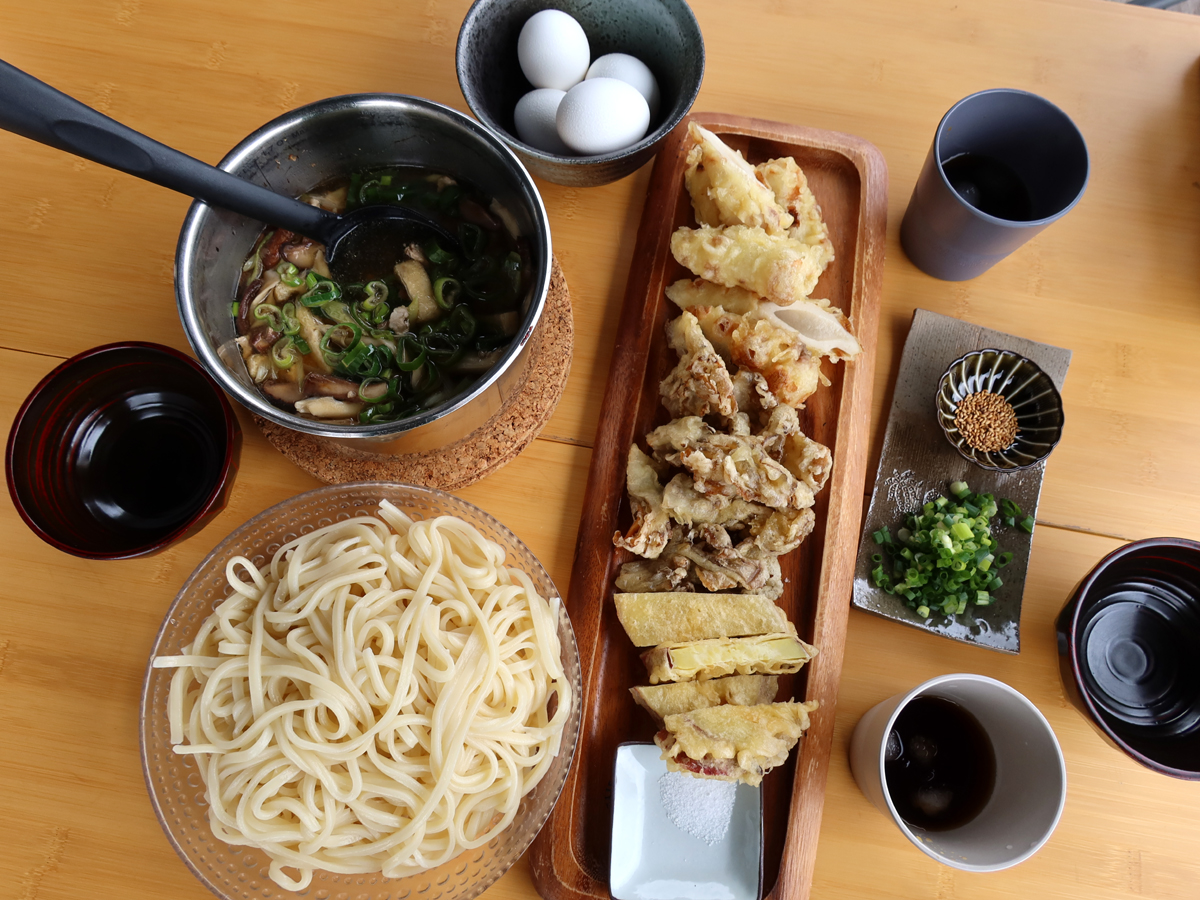 温かい付け汁でいただく具だくさん水沢うどん