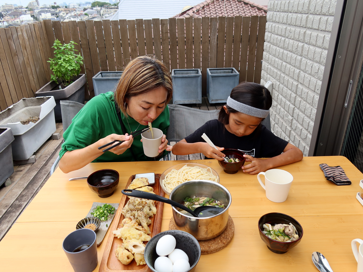 うどんを食べる母子