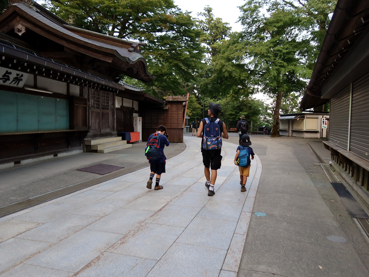 閑散とした雰囲気の参道