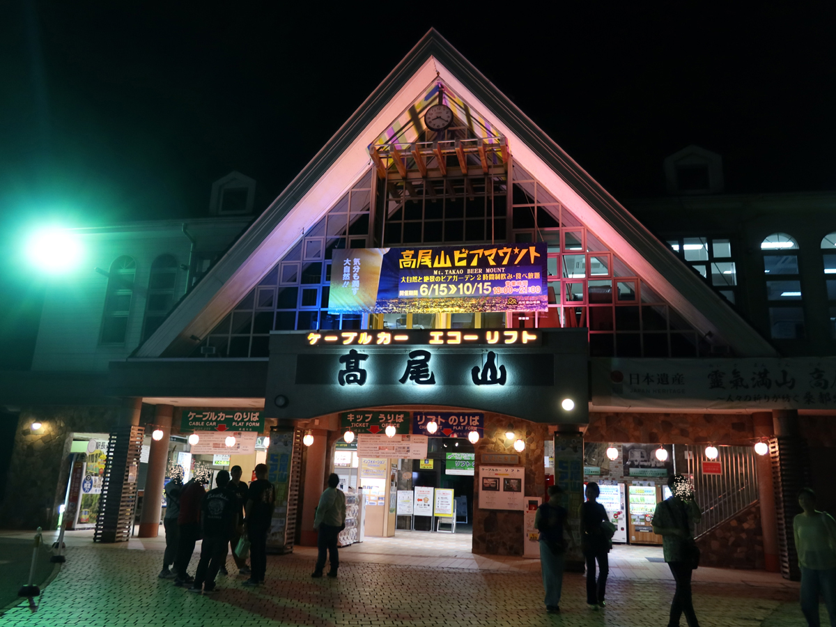 夜の清滝駅前