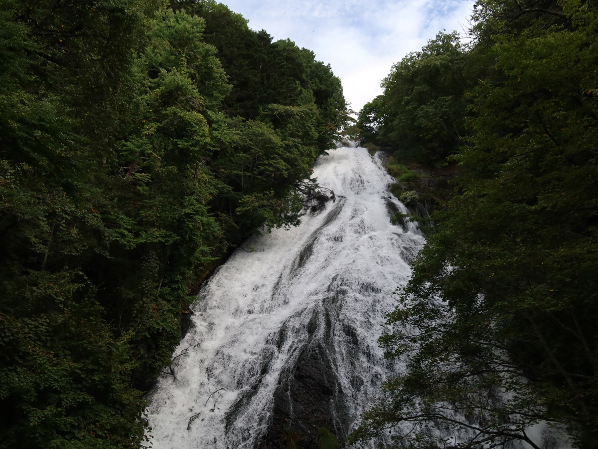 湯ノ湖の南端にある滝