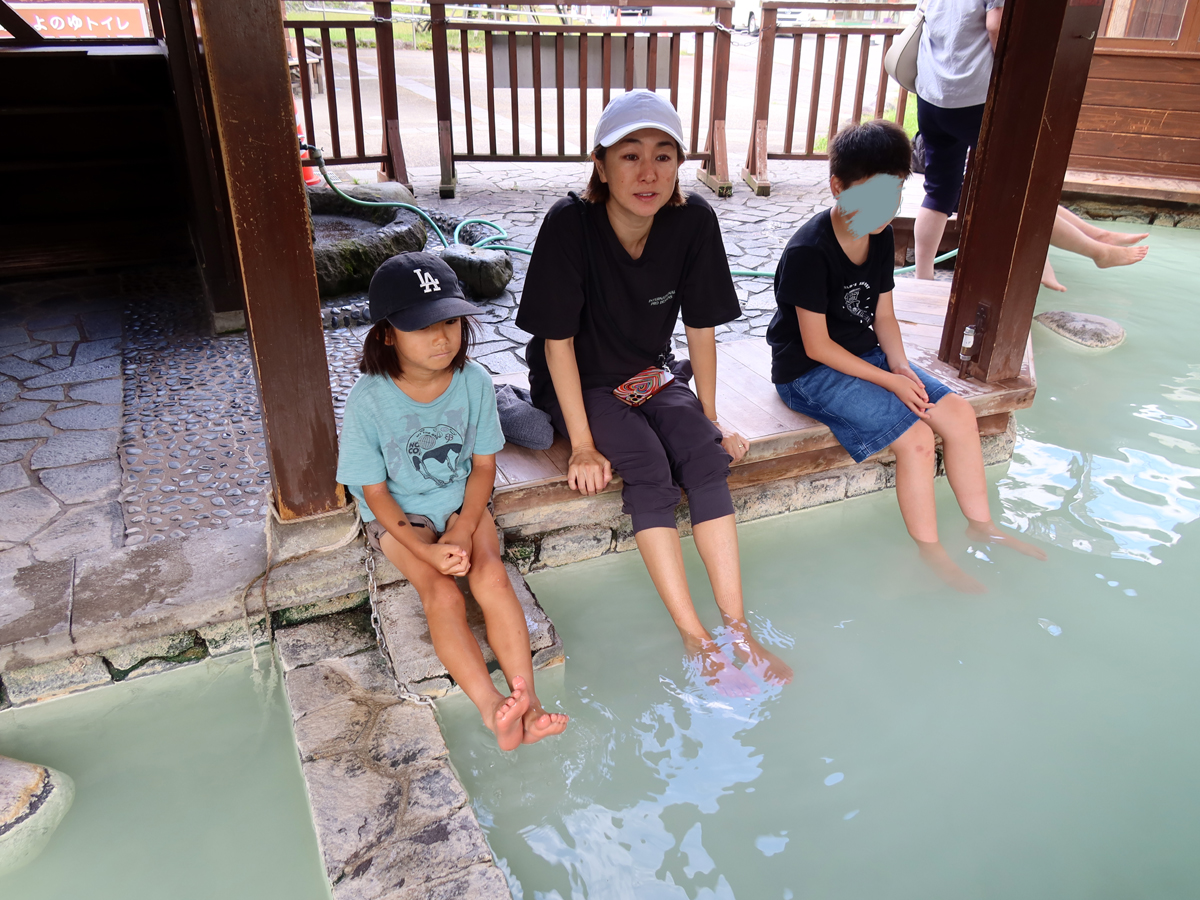 あんよの湯で足湯に浸かる