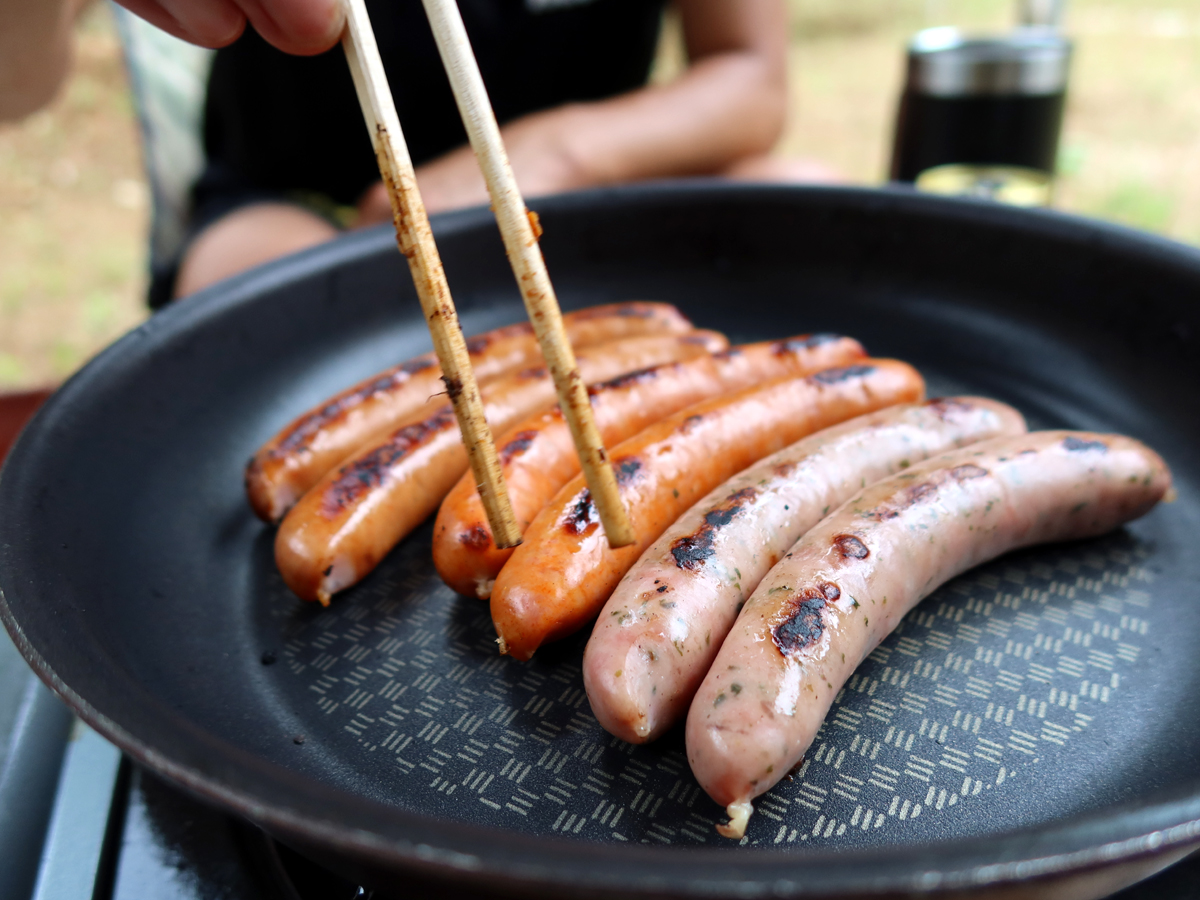 地元産のソーセージを焼く