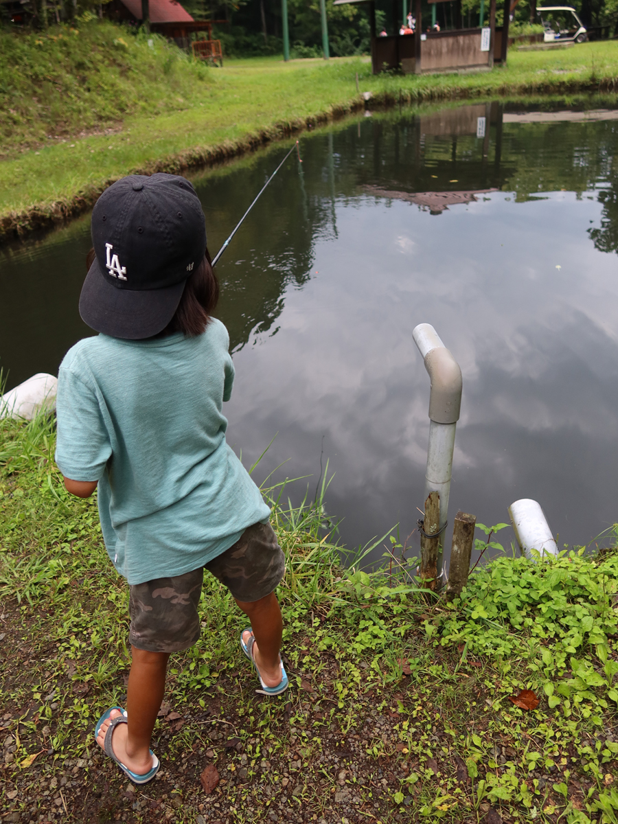 釣りに夢中になる子ども