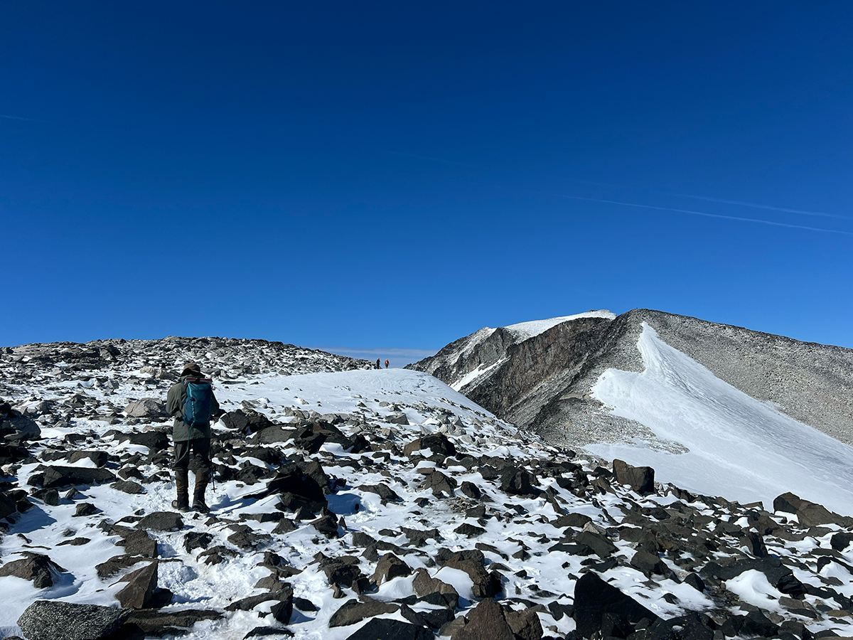 登山をする人物