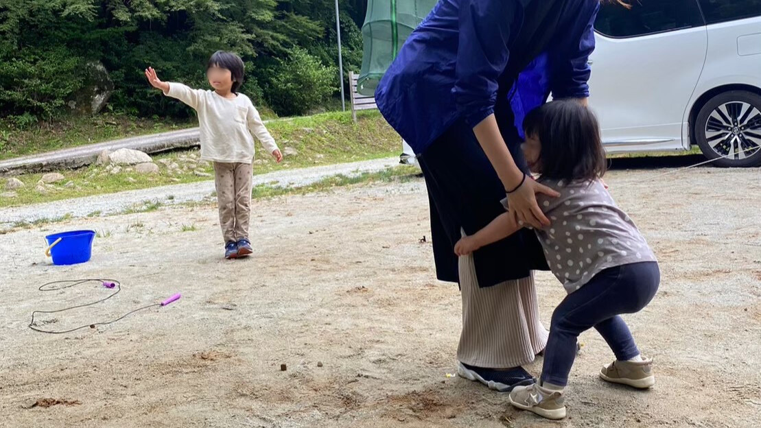 キャンプで子どもと遊ぶママ