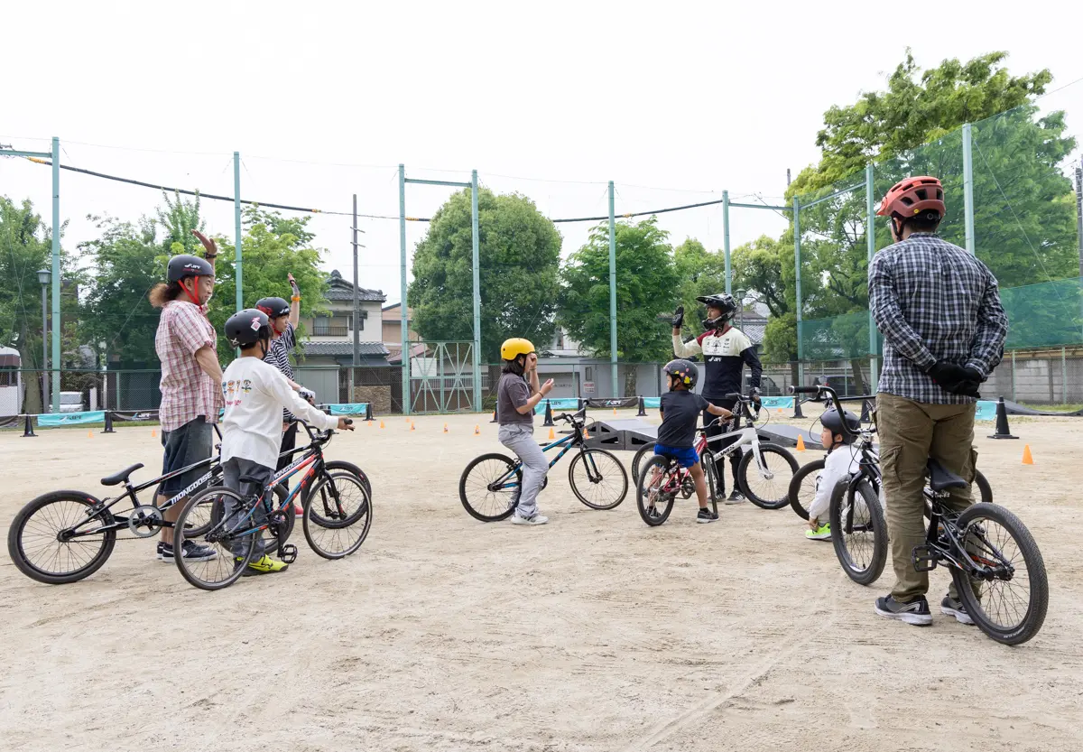 BMXに乗る人々