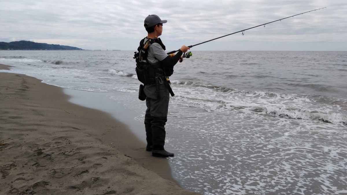 サーフで釣りを行う筆者