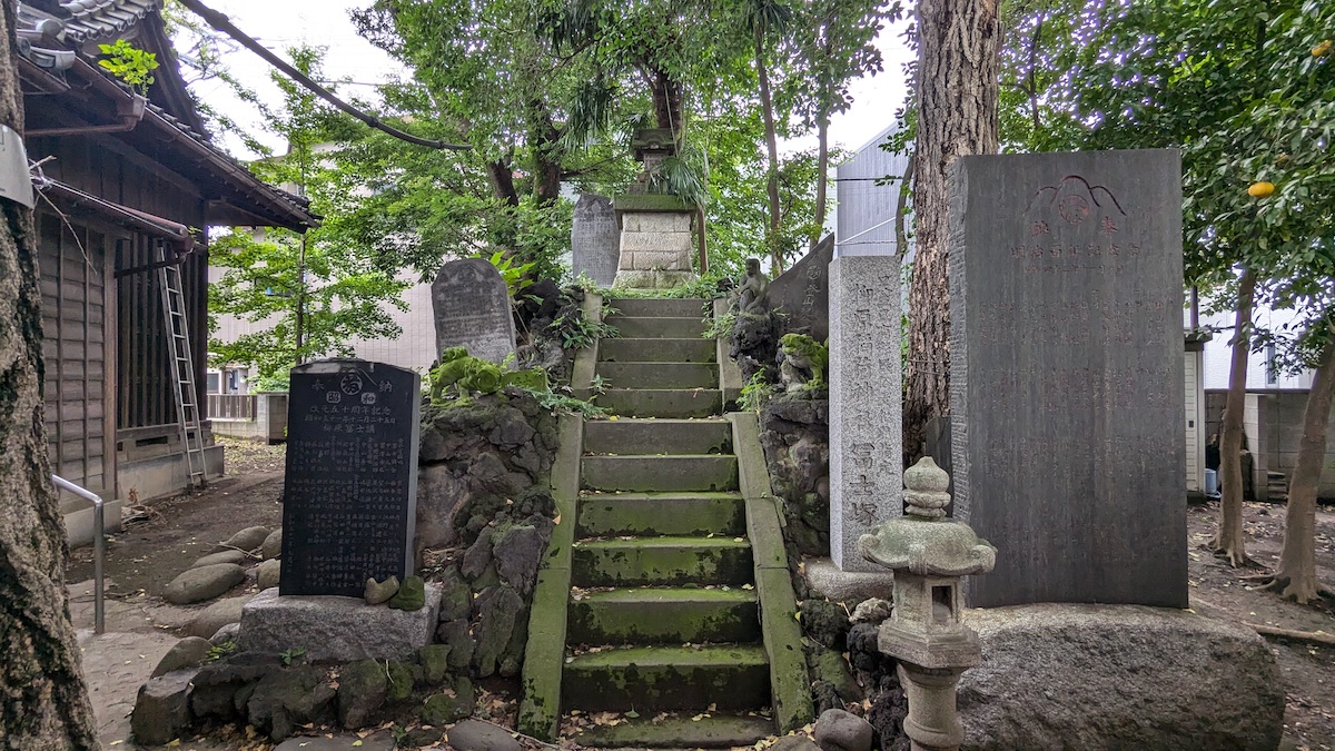 足立区の柳原稲荷神社と昭和初期に築造された柳原富士へ【プロハイカー斉藤正史のTOKYO山頂ガイド File.92】