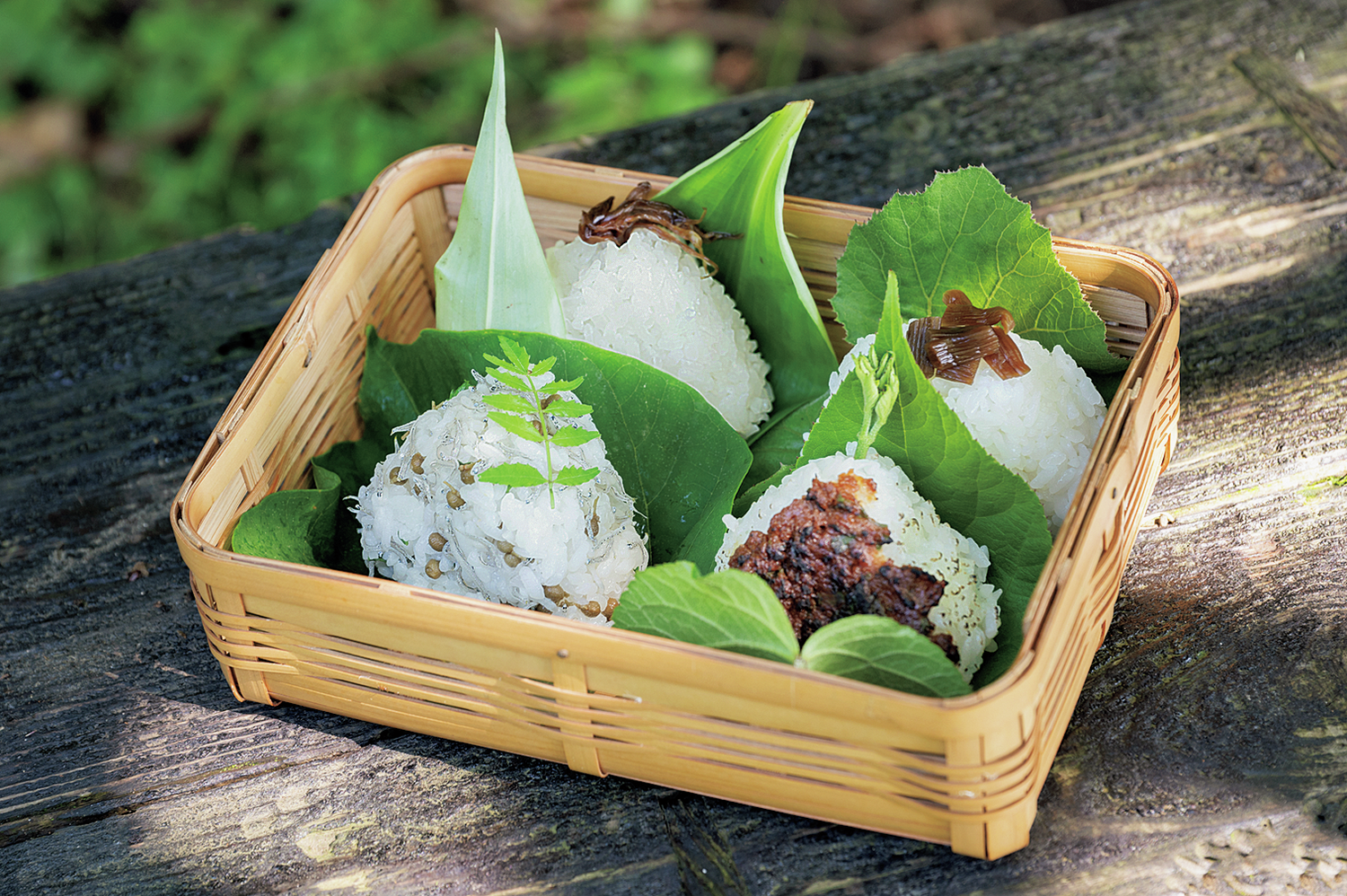 具材もつつむ葉っぱも自然からいただいちゃおう！「里山おにぎり」食べてみませんか？