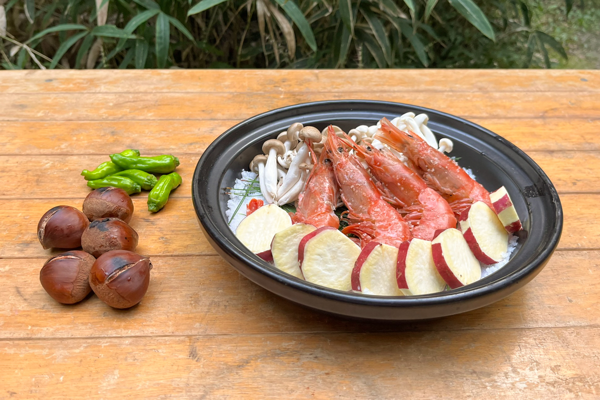 土鍋に食材を盛りつける