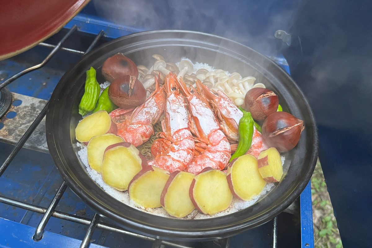 さつまいもやきのこ、栗、エビの秋の炮烙焼き