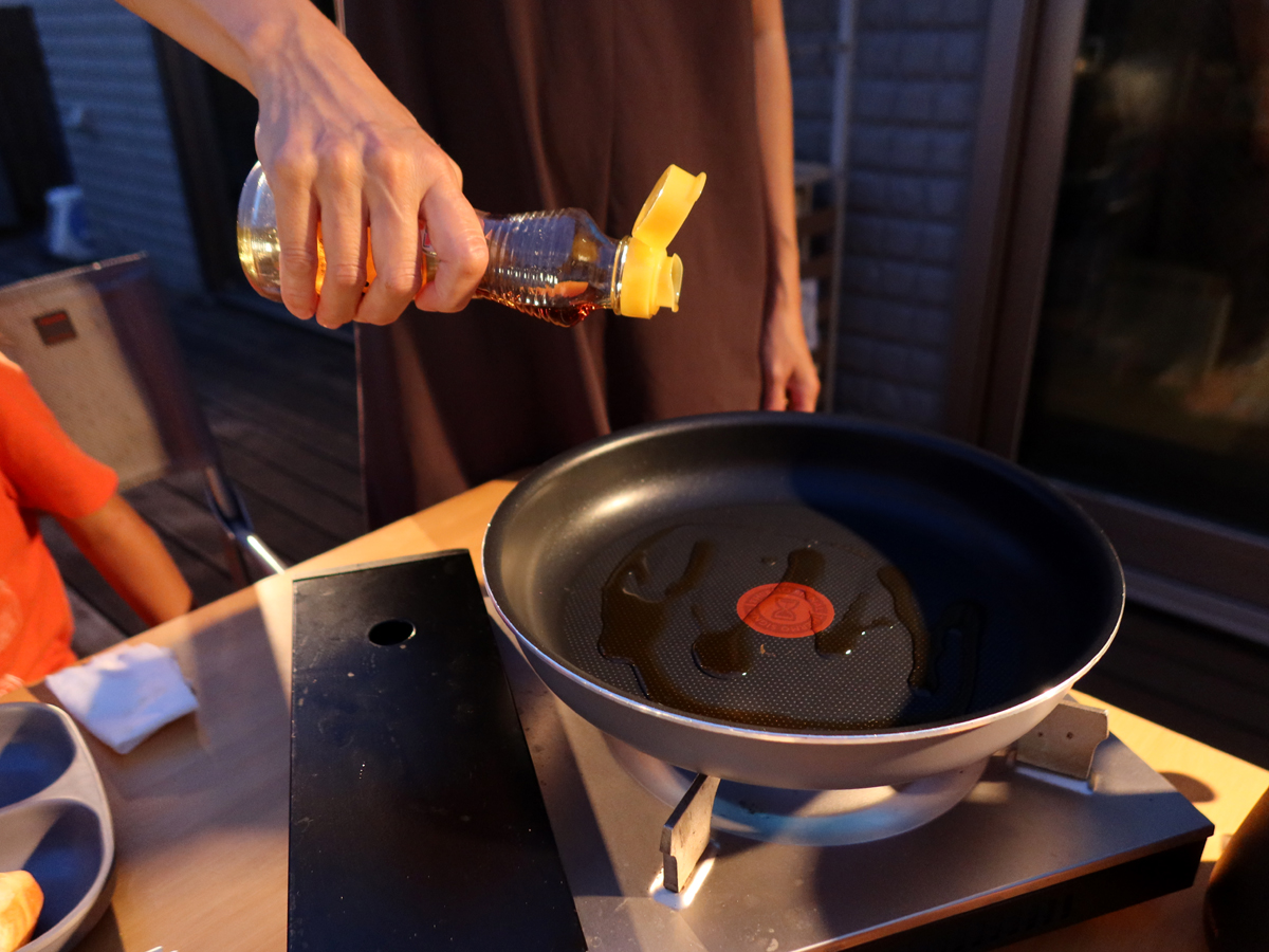 熱したフライパンに油をひく