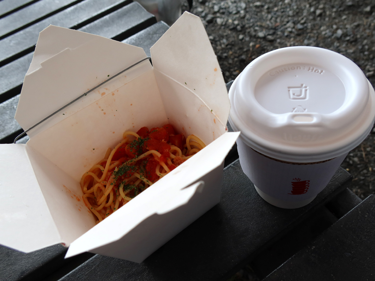 トマトパスタとコーヒー