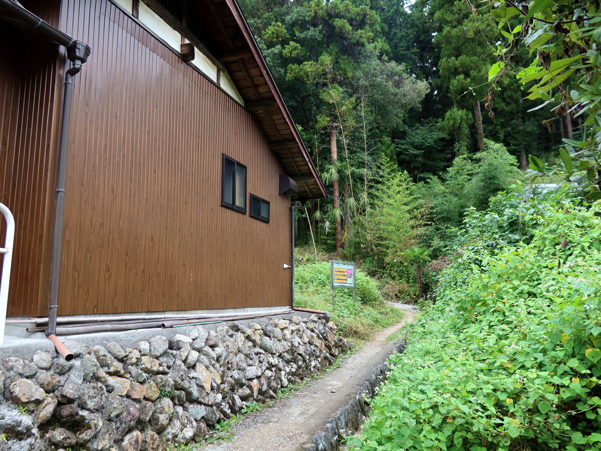 裏登山道入り口