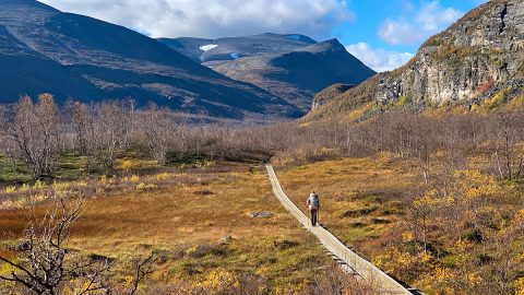 氷河に覆われた、スウェーデンで最も高い山「ケブネカイセ」へ。テント泊しながら絶景のロングトレイルを歩く