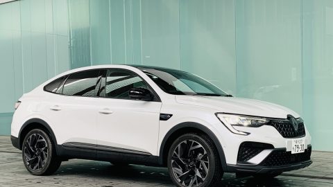 ルノーのSUV「アルカナ」がアップデート！ ソト遊びに効くハイブリッド技術とは？