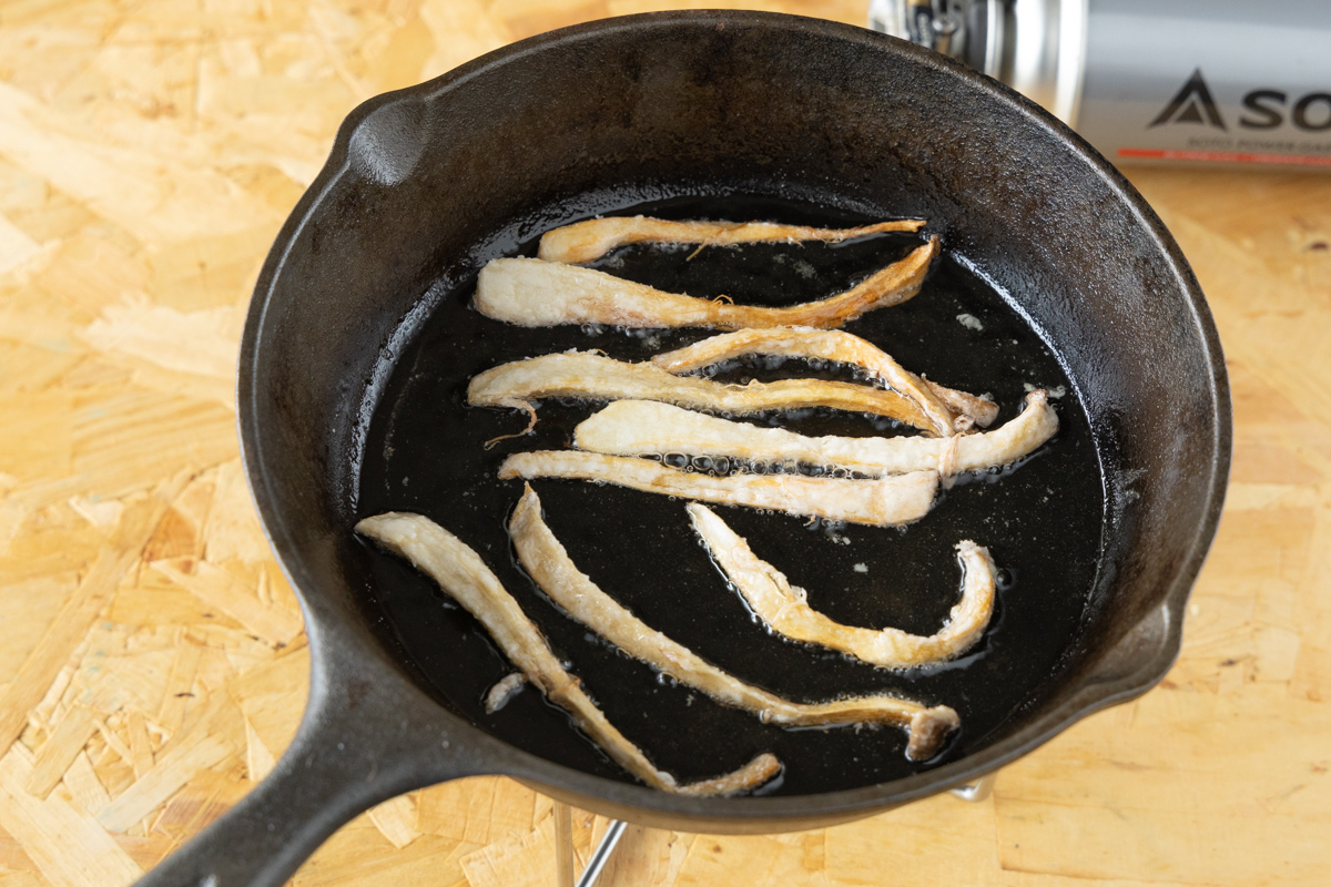 細めに割いたエリンギを揚げ焼きにする