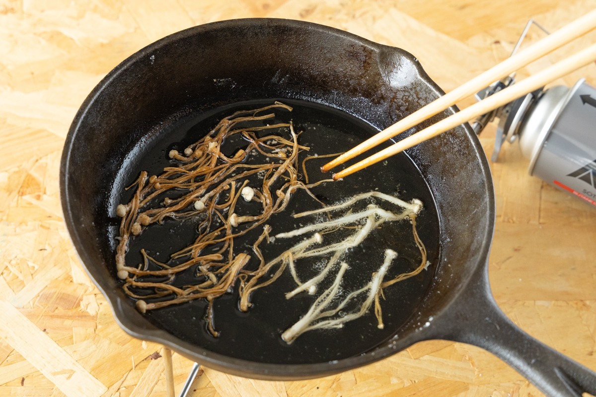 エノキを揚げ焼きにする