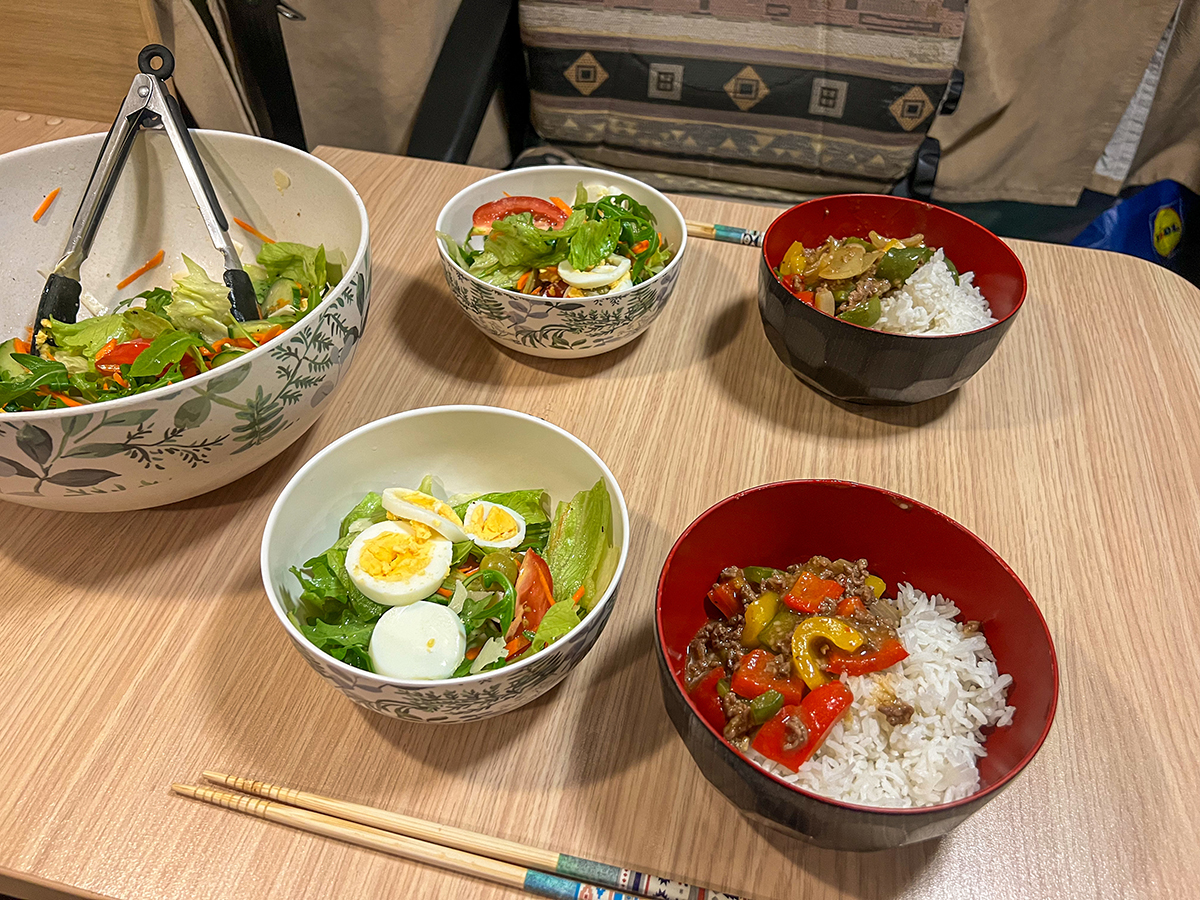 パプリカとひき肉の甘辛炒めとサラダ