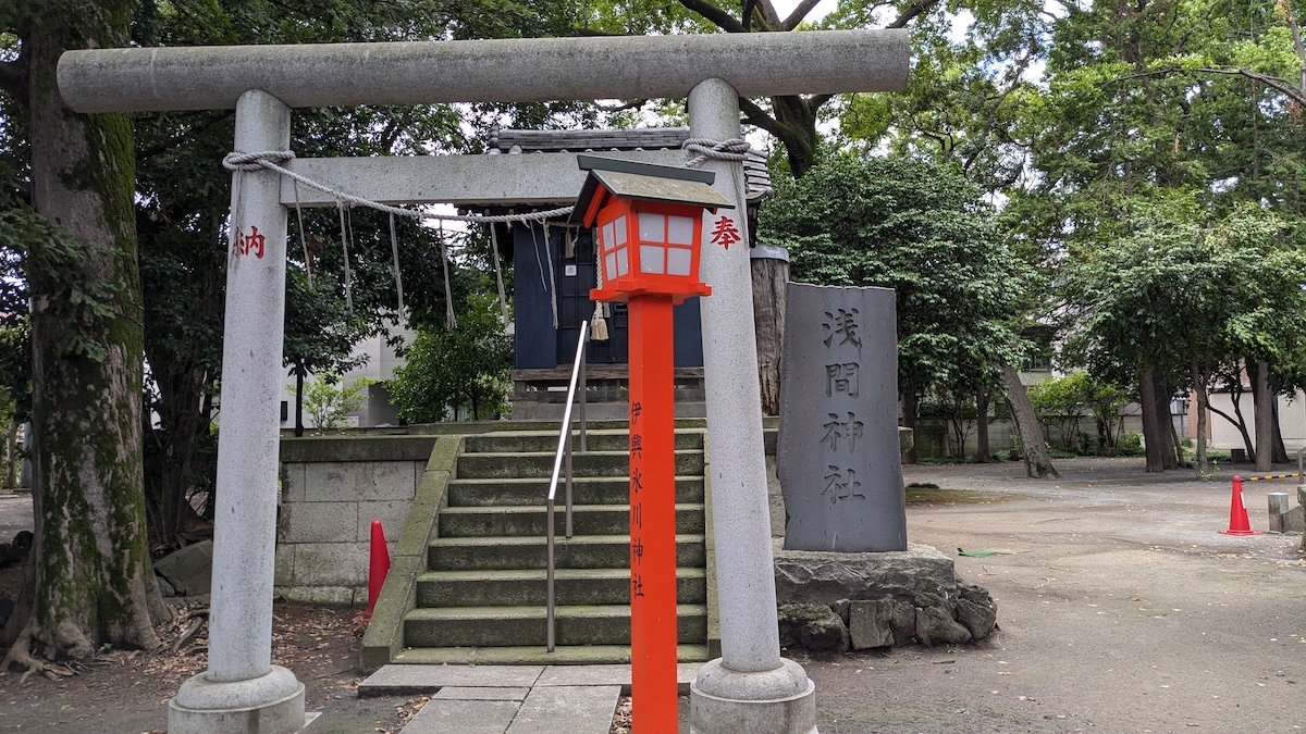 足立区最古の伊興氷川神社、境内に残された富士山の溶岩【プロハイカー斉藤正史のTOKYO山頂ガイド File.99】