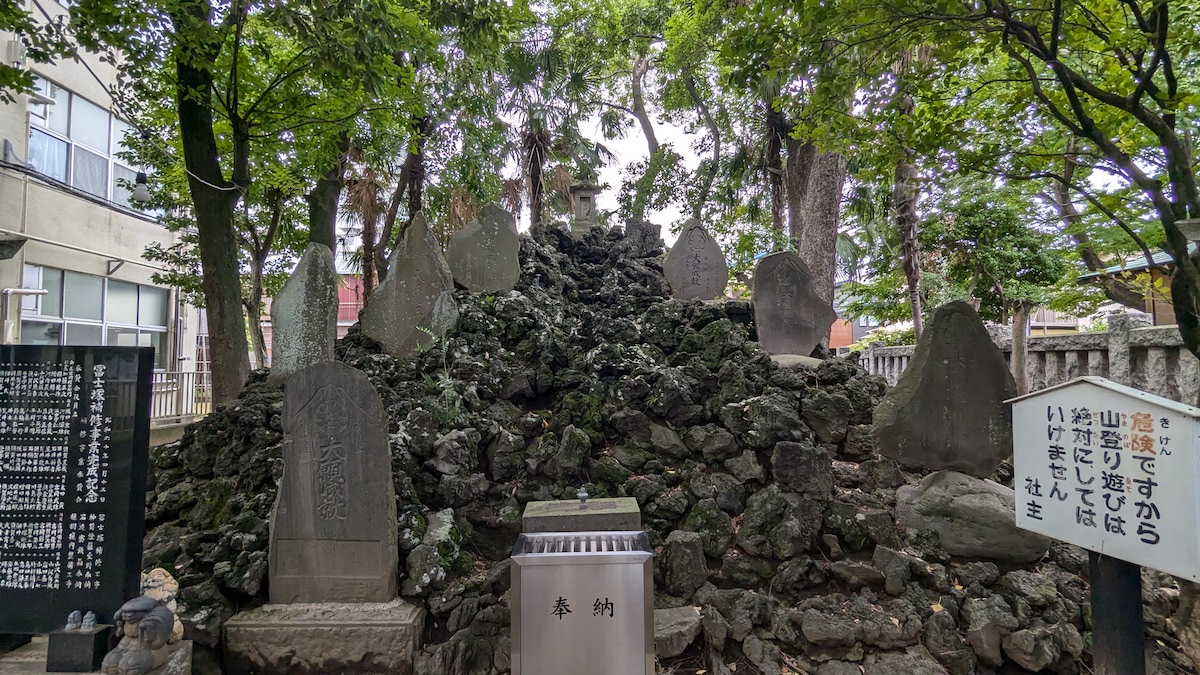 足立区「保木間氷川神社」の富士は富士山以外の山がモチーフ…？【プロハイカー斉藤正史のTOKYO山頂ガイド File.100】