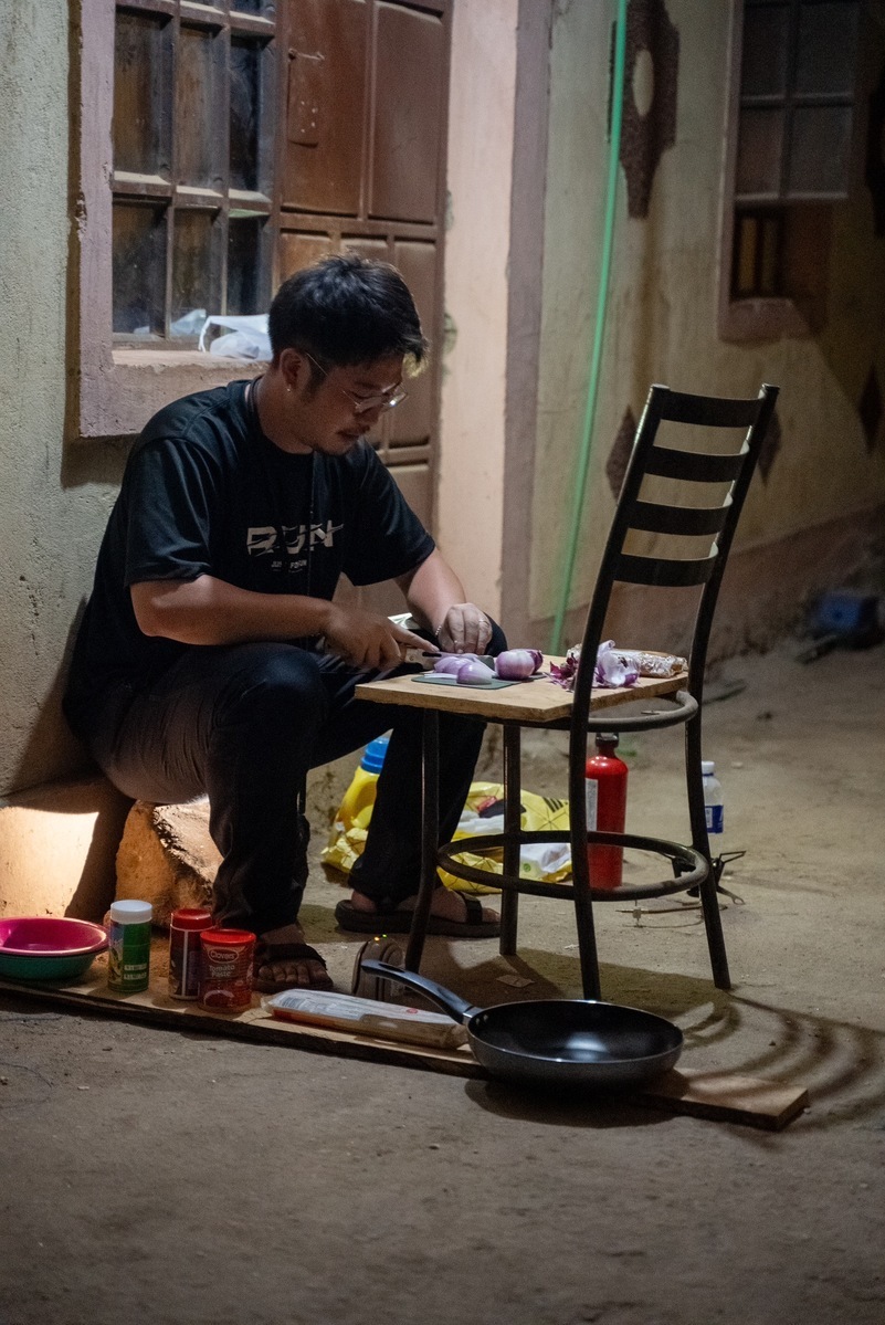 野外で料理するパトさん