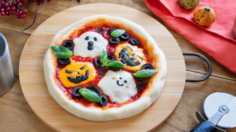 フライパンで簡単＆かわいい！子どもとワイワイ作れる「ハロウィンピザ」レシピ