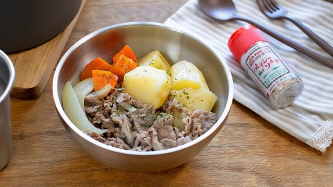 万能スパイスの先駆け・クレイジーソルトで作る！秋冬キャンプにおすすめ「洋風肉じゃが」レシピ