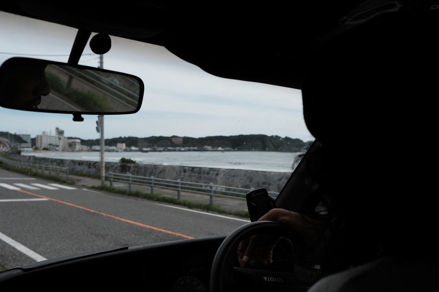 運転席から海を見る