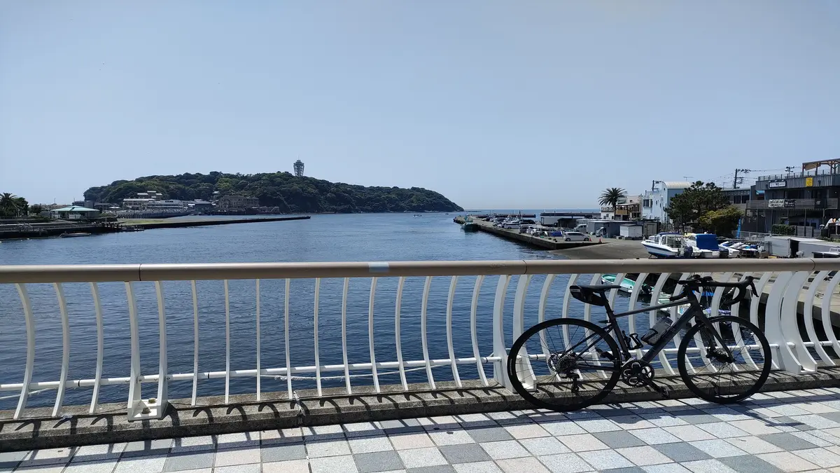 江の島と自転車