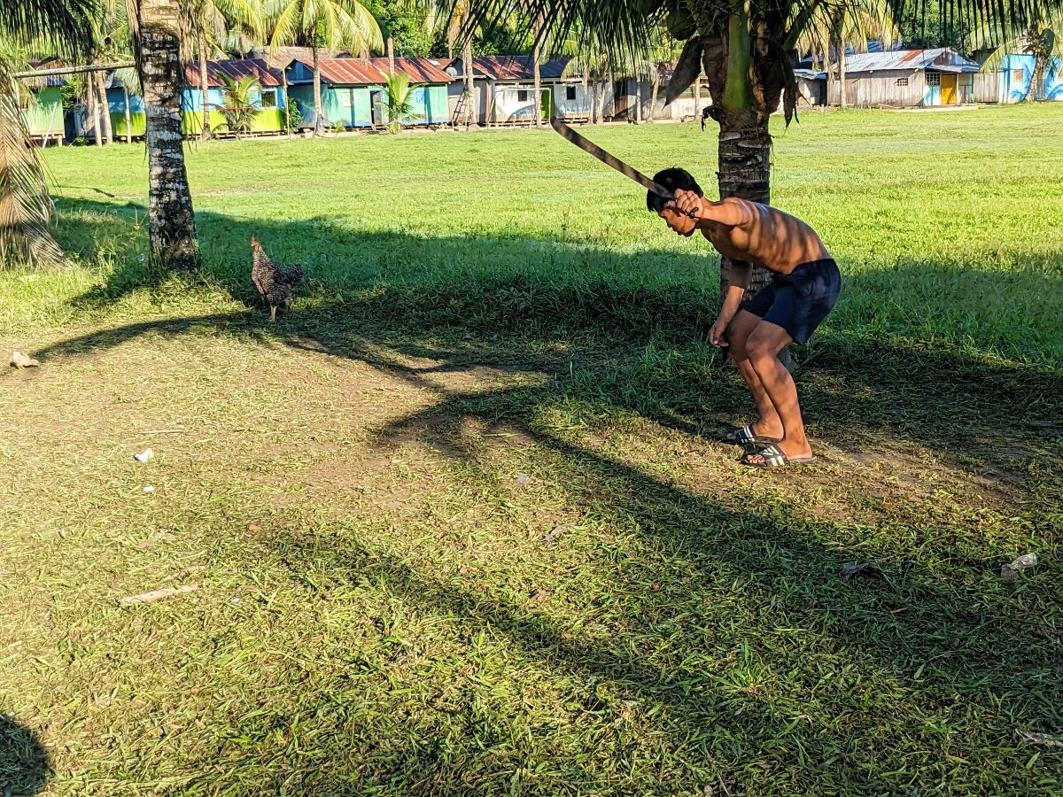 サッカー場の草を刈る少年