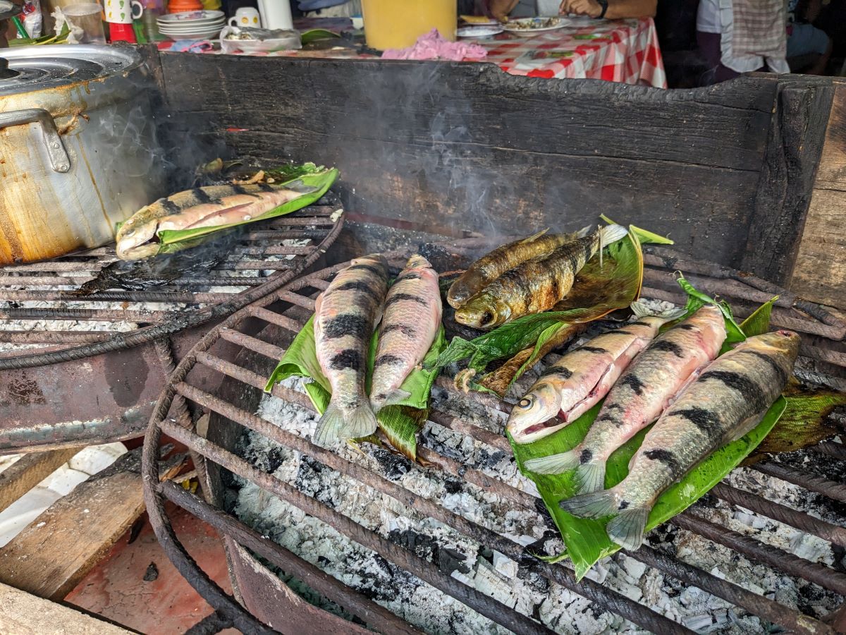 レケナの屋台で見た魚の塩焼き