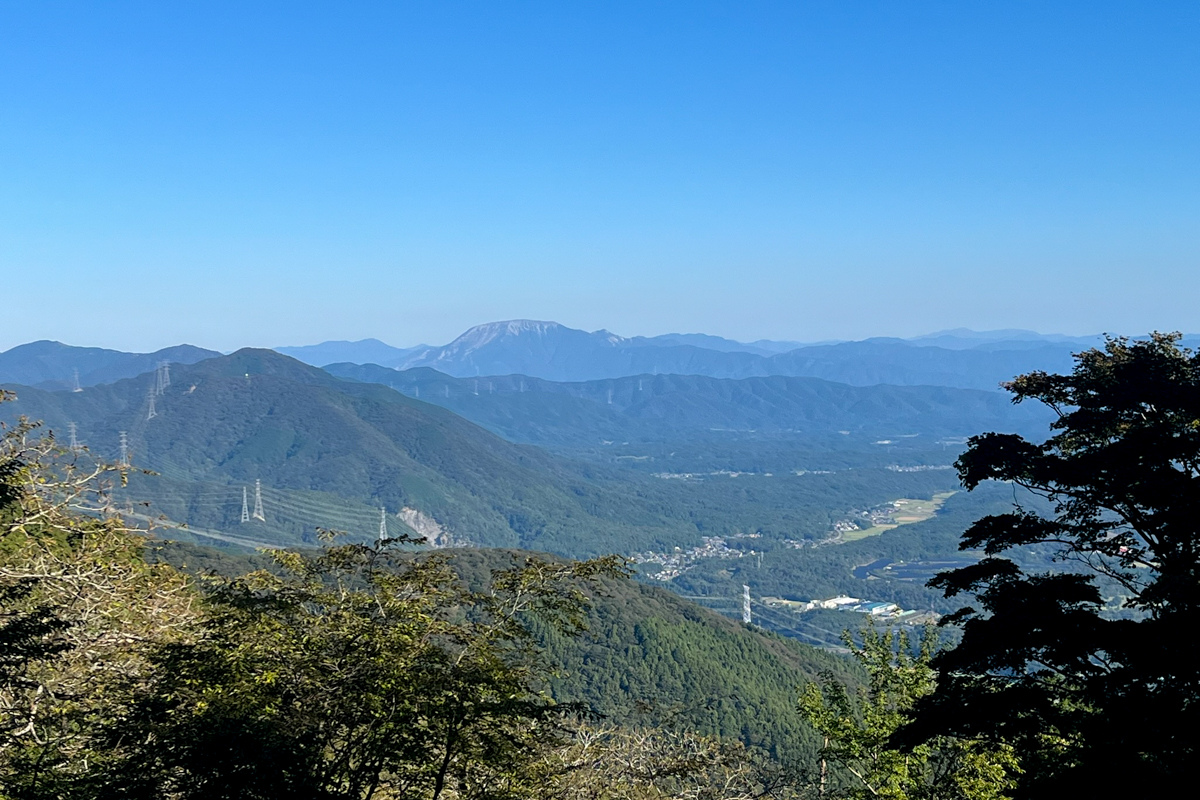 遠くに見える伊吹山