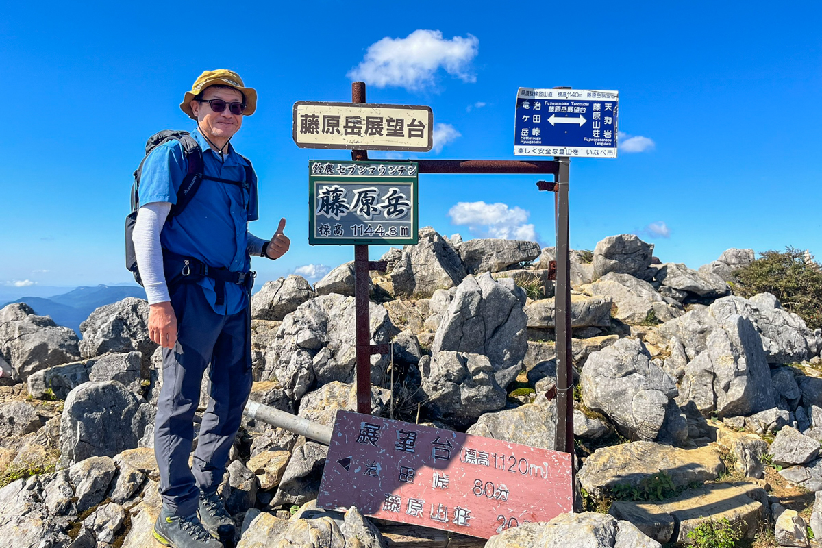 山頂に到着した筆者