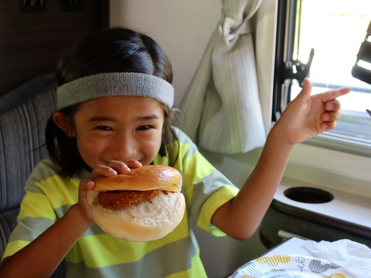 コロッケパンを食べる子ども