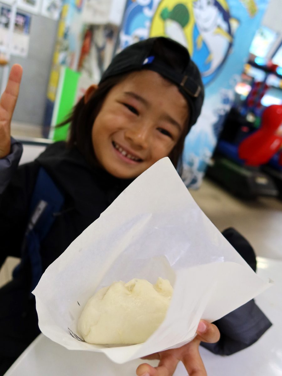 とろまんを食べる子ども