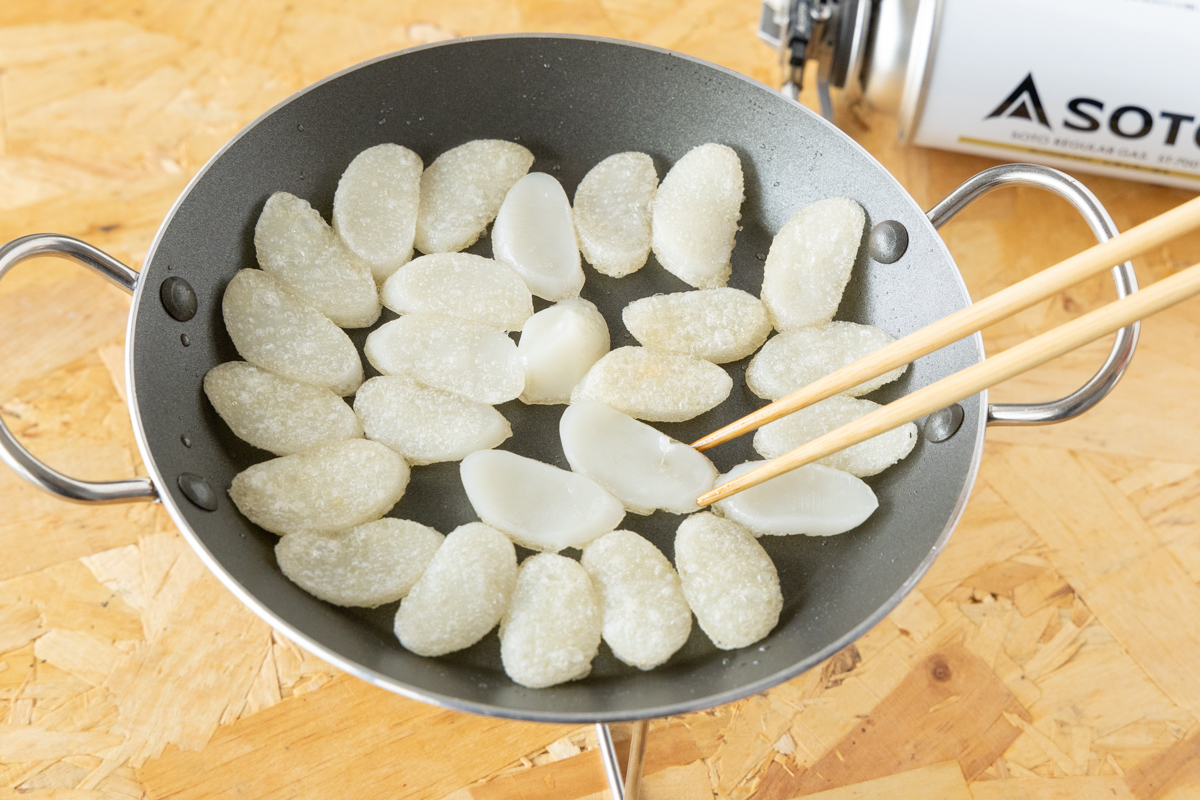 トックを少量の油でこんがり焼く