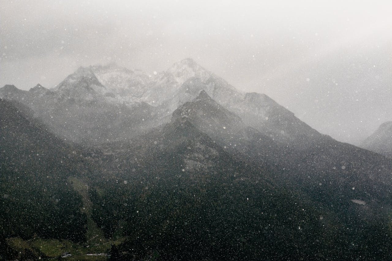 雪が降る山