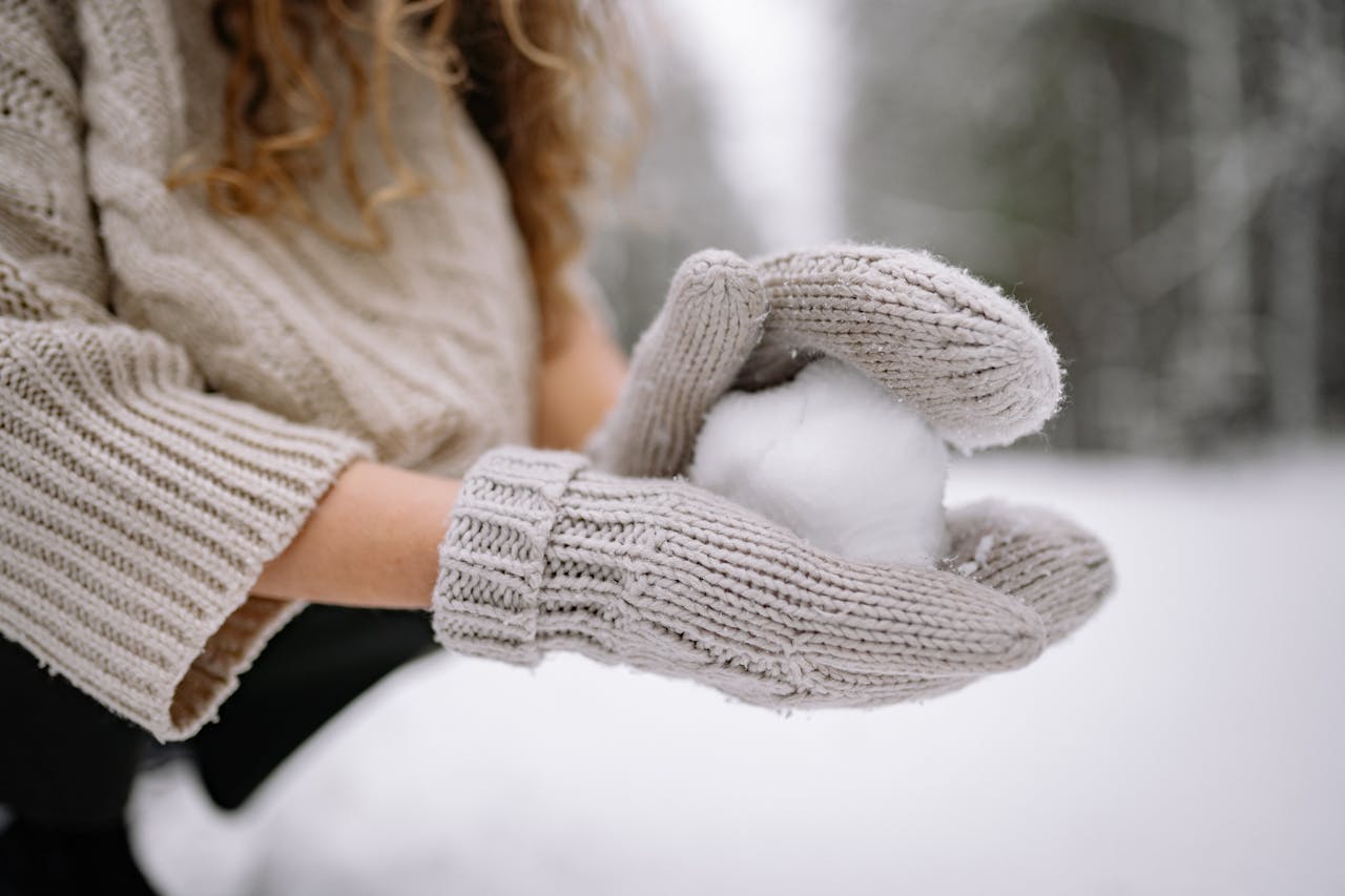 雪玉を作る様子