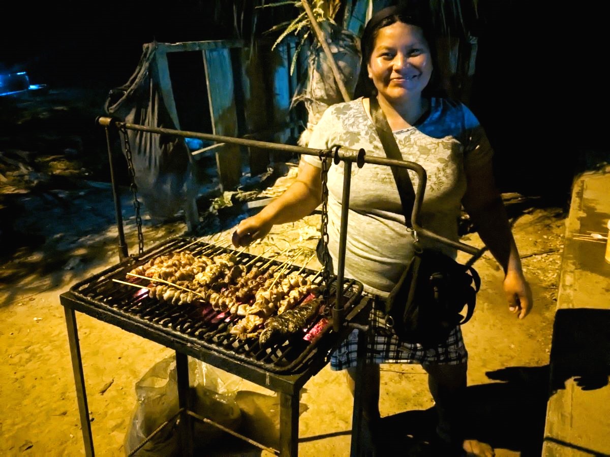 村で焼き鳥を売っているお姉さん