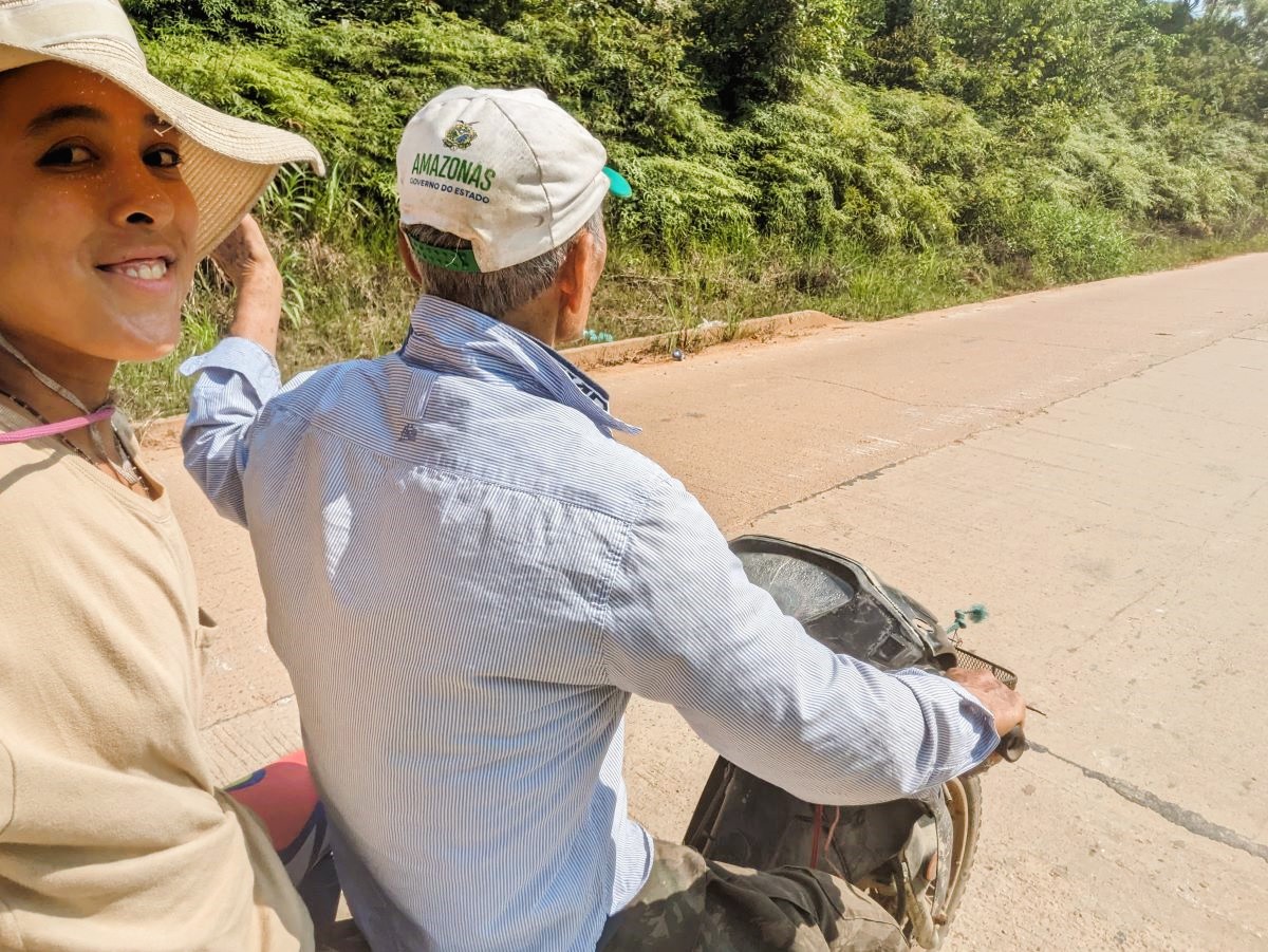 バイクに二人乗りして畑へ