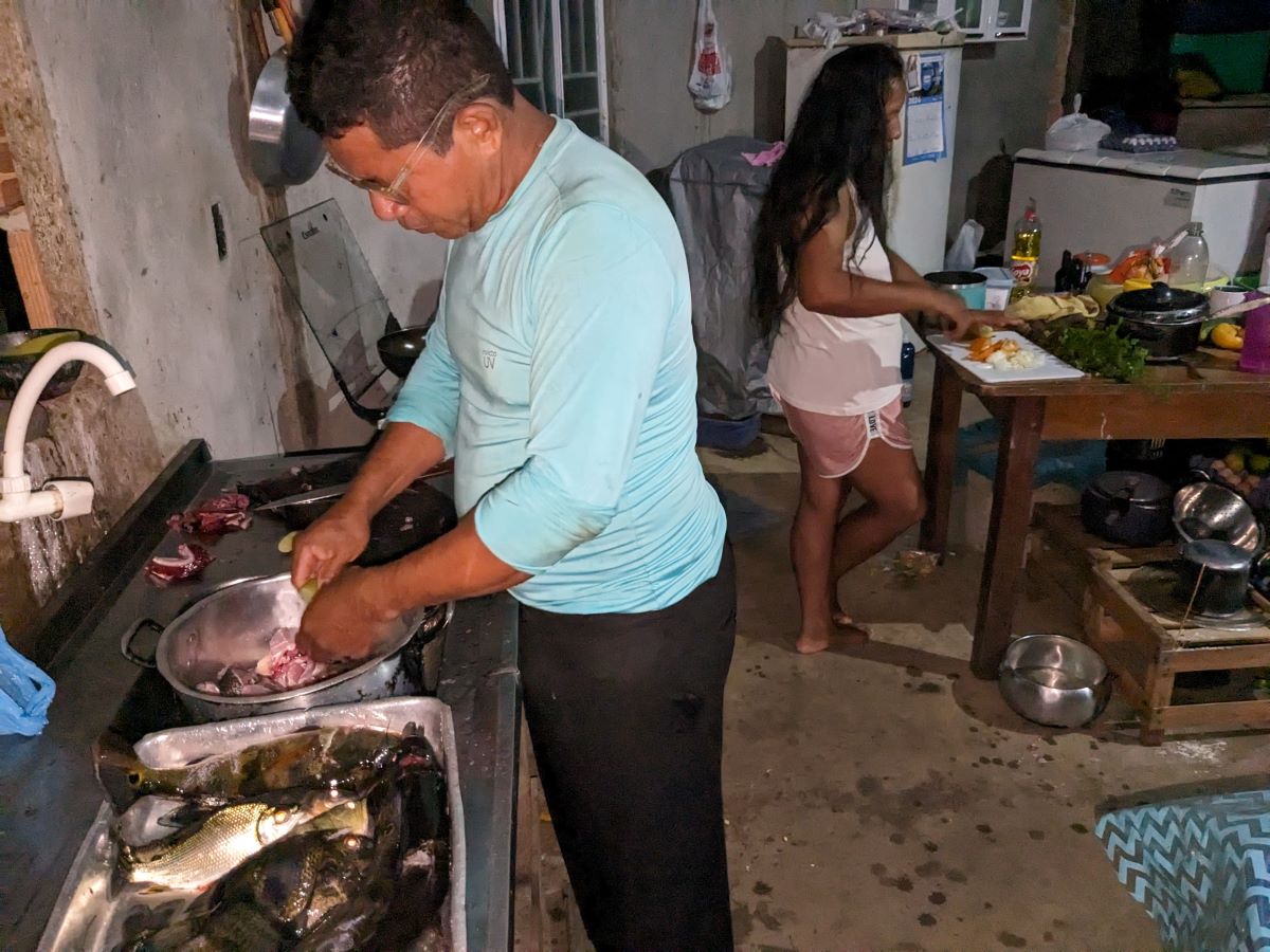 新鮮な魚で夜食を作ってもらう