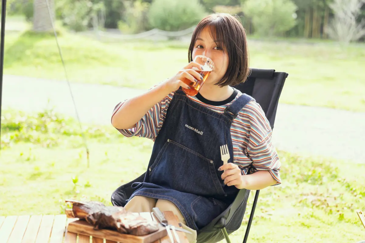 屋外でビールを飲む人物