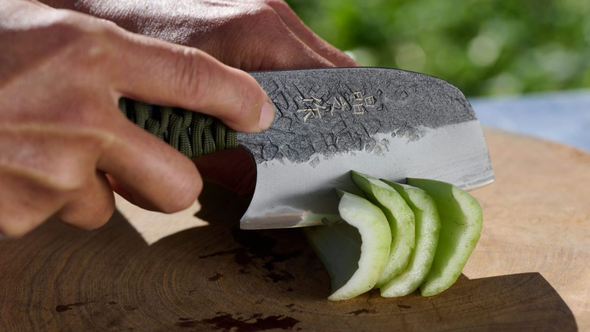 野菜を切る