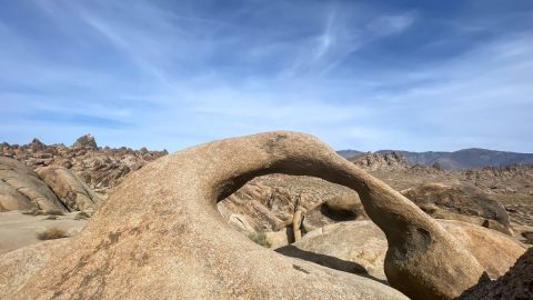 アメリカ・カリフォルニア最も奇妙な風景が広がる「アラバマ・ヒルズ」を歩いてみた