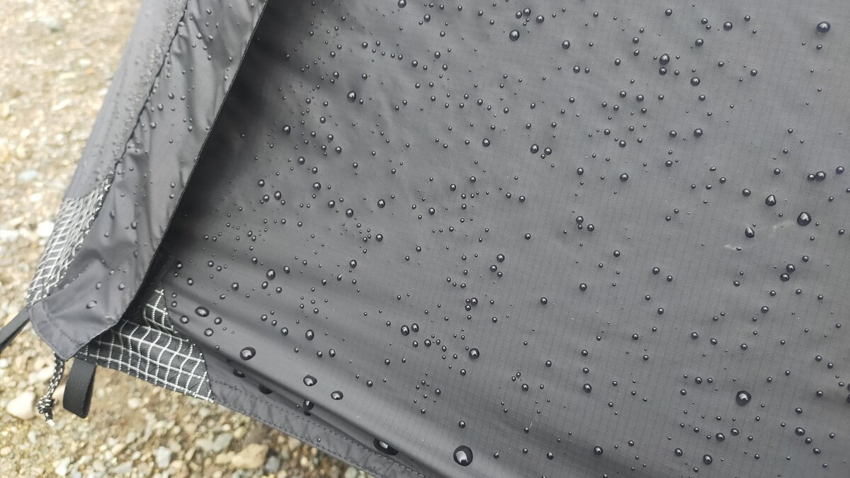 テントコットの表面が雨を弾いている様子。