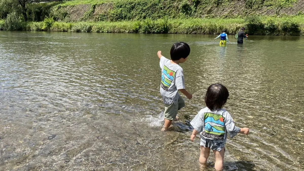 川で遊ぶ子供