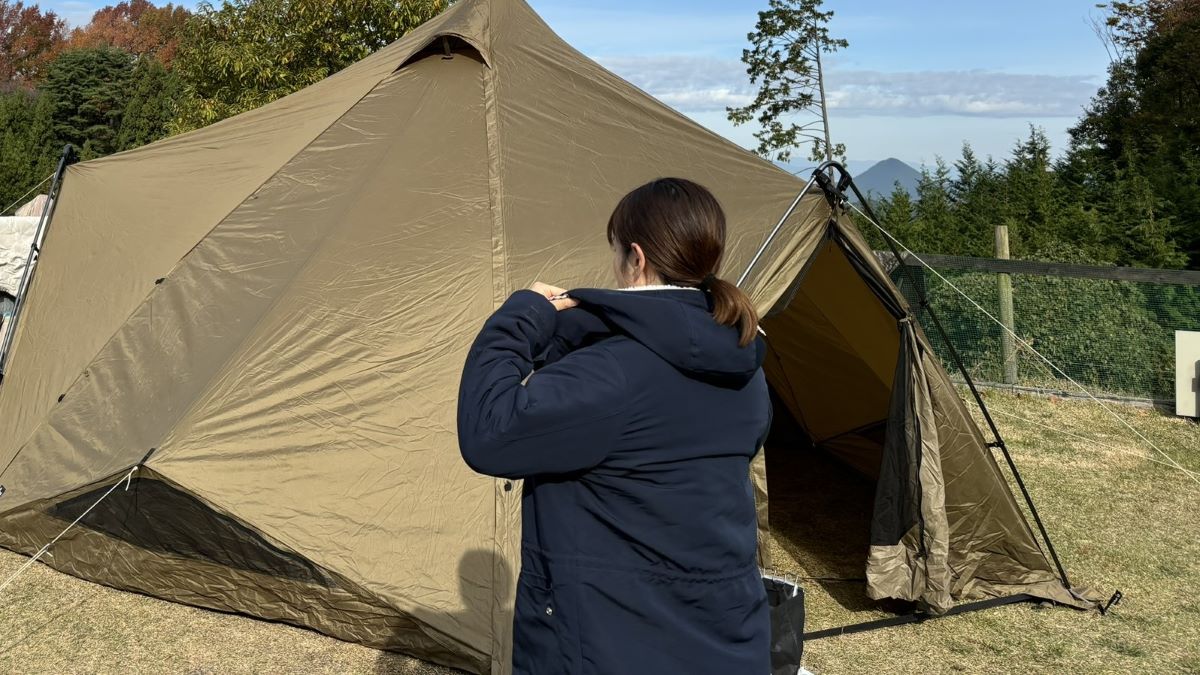 冬キャンプでアウターを羽織る