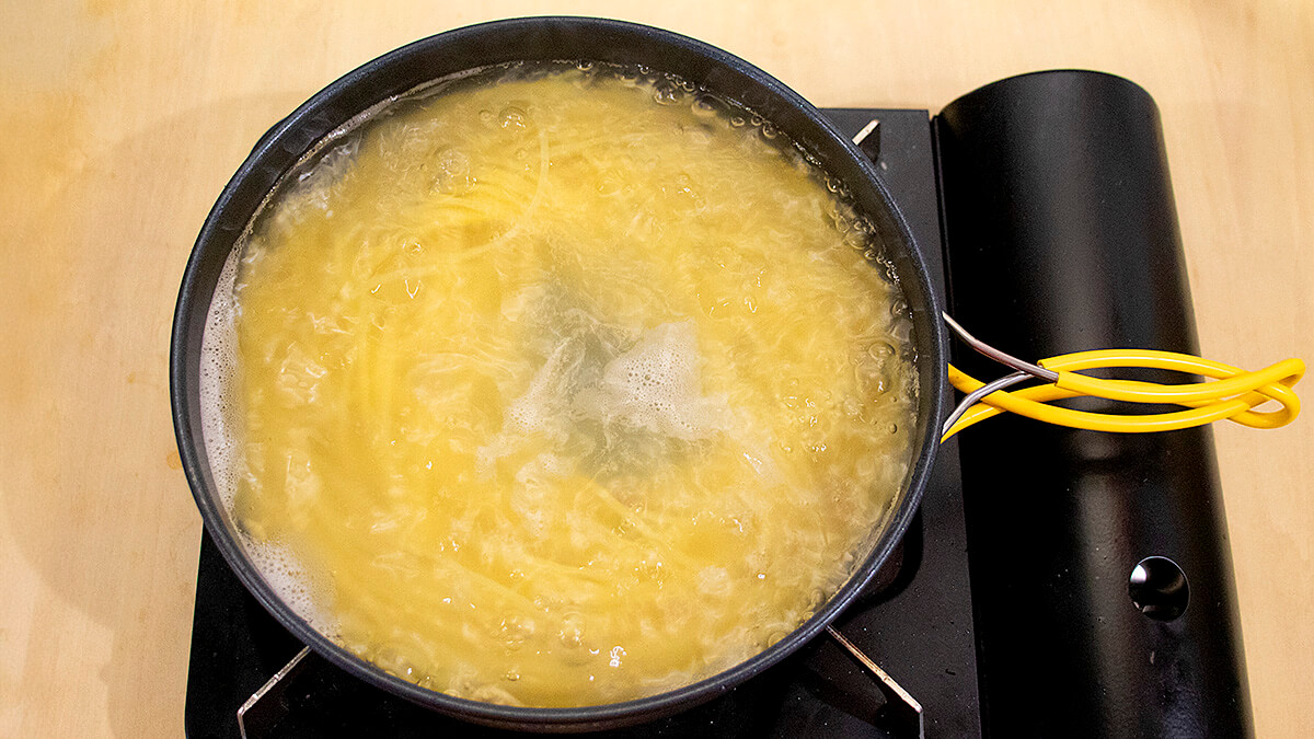 スパゲッティを茹でる